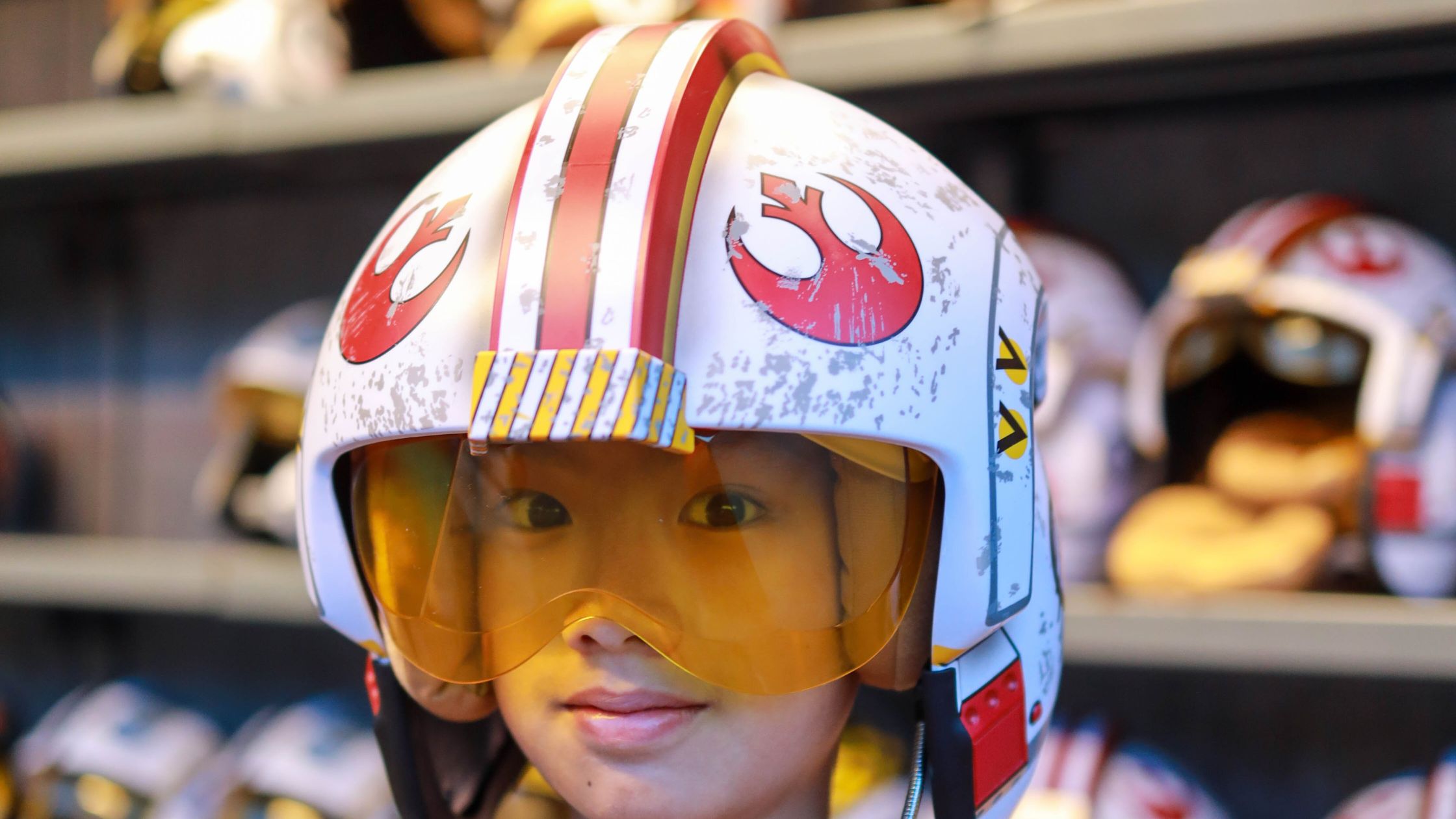 Menino usando capacete da Aliança Rebelde mostra como a diversificação de produtos funciona com star wars